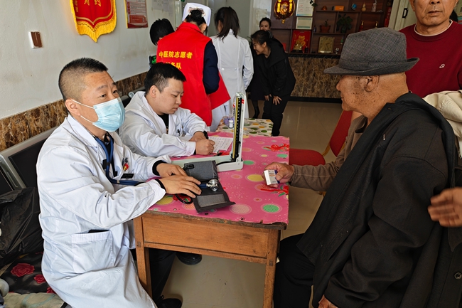 志愿服务医疗小组给老人们检查身体并赠送药品