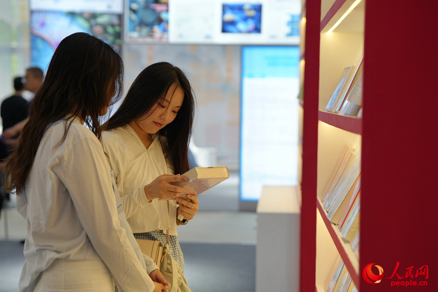 觀展者在東北圖書交易博覽會現場閱讀書籍。人民網記者 李洋攝