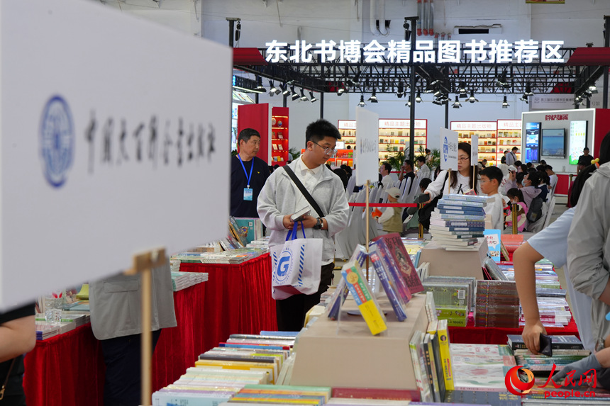 本屆書博會，全國300余家參展商攜40多萬種出版物參展。人民網記者 李洋攝