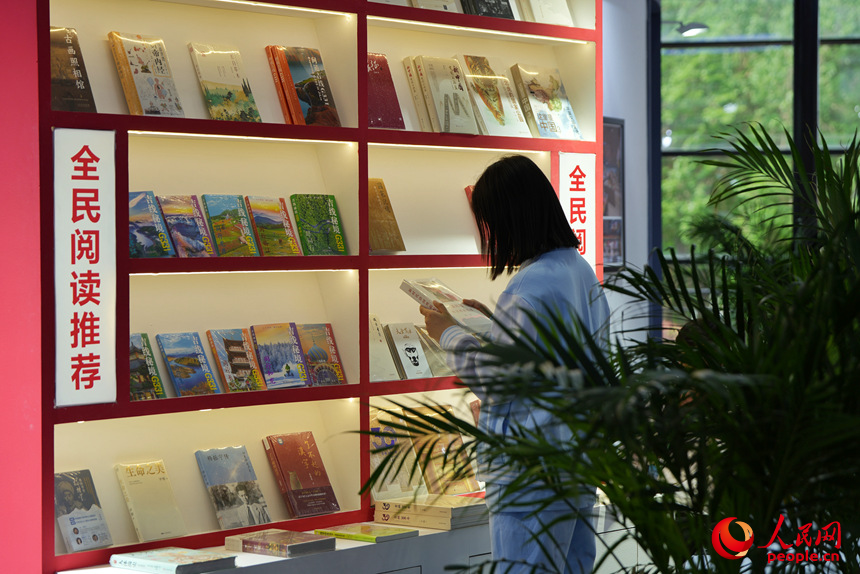 5月16日，觀展者在東北圖書交易博覽會現場閱讀書籍。人民網記者 李洋攝