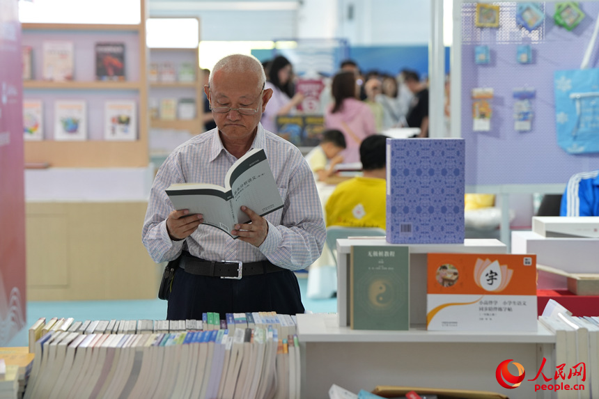 觀展者在東北圖書交易博覽會現場閱讀書籍。人民網記者 李洋攝