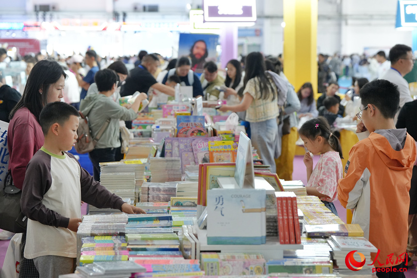 本届书博会为广大读者奉上一场兼具深度与温度的文化盛宴。人民网记者 李洋摄
