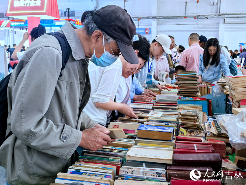 老人在舊書區仔細翻閱。人民網記者 王海躍攝