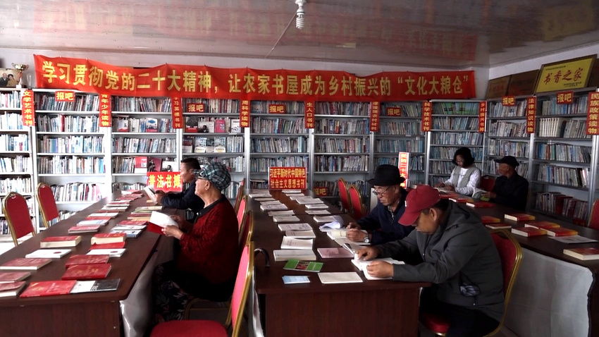 鄉親們在“報吧”書屋閱讀學習（資料圖片）。通榆縣融媒體中心供圖