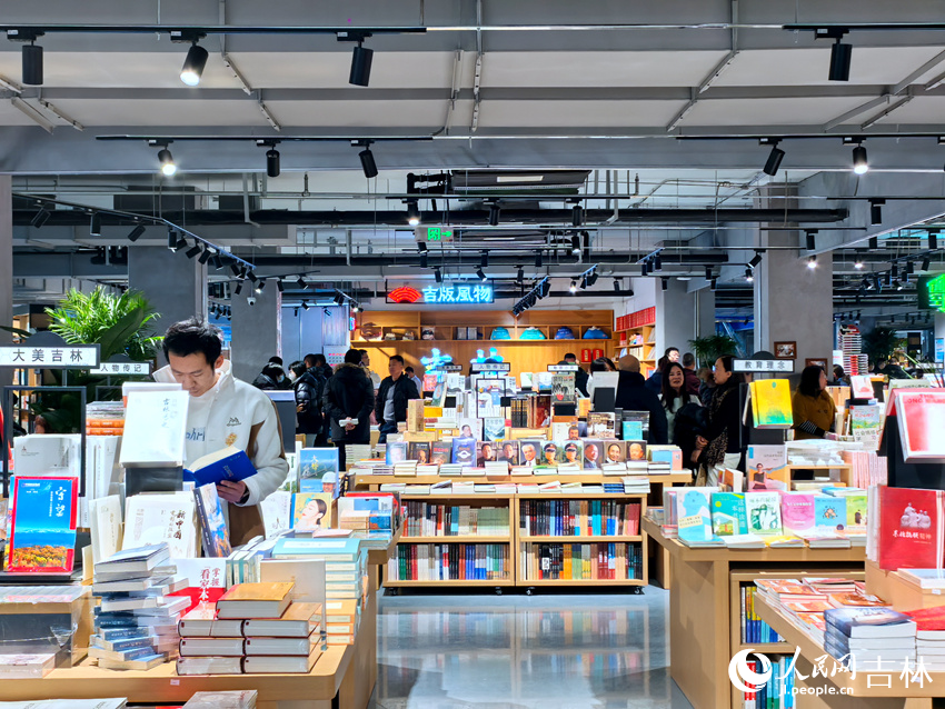 從書籍倉庫變為萬米書店，“這有書”備受讀者喜愛。人民網記者 王海躍攝