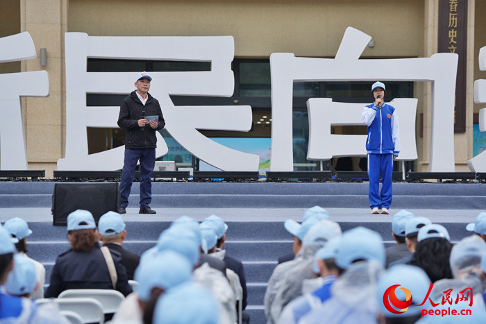 杨靖宇将军后人马继志先生与新民少年赵晋同学朗诵《林海忠魂 薪火相传》。人民网记者 李洋摄