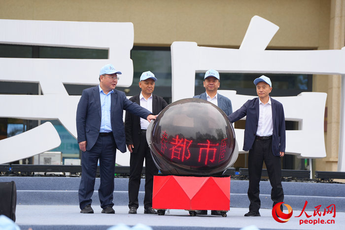 长春市文化广播电视和旅游局副局长、长春市文物局局长郑国君，吉林市文化广播电视和旅游局四级调研员张海峰，四平市文化广播电视和旅游局副局长全七福，辽源市文化广播电视和旅游局副局长杨靖毅共同见证长春都市圈博物馆联盟成立。人民网记者 李洋摄