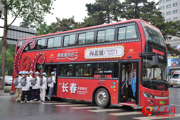 研学小分队乘坐春城慢行巴士开启研学之旅。人民网记者 李洋摄