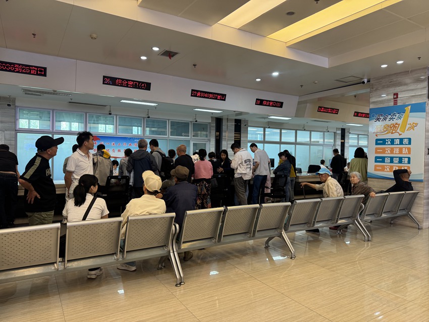 長春市房屋交易景陽服務中心“一廳通辦、一站式服務”，群眾買房賣房“最多跑一次”。人民網記者 李思玥攝