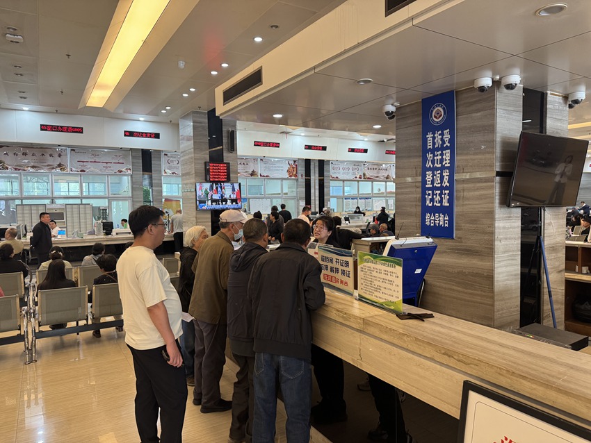 咨詢台前，工作人員正在為群眾耐心解答。人民網記者 李思玥攝