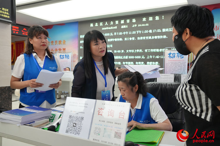 于砚华正在给求职者开展一对一职业指导。人民网记者 李洋摄