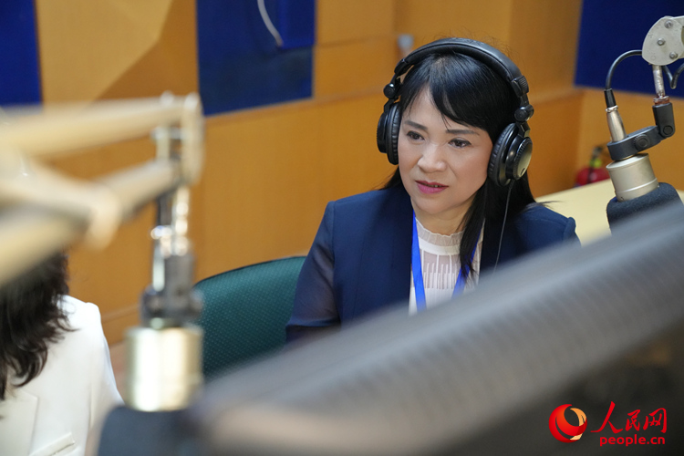 于砚华在电台进行直播带岗。人民网记者 李洋摄