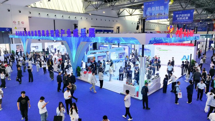光博会打卡首选!长春新区具身智能机器人组团“圈粉”(图1)