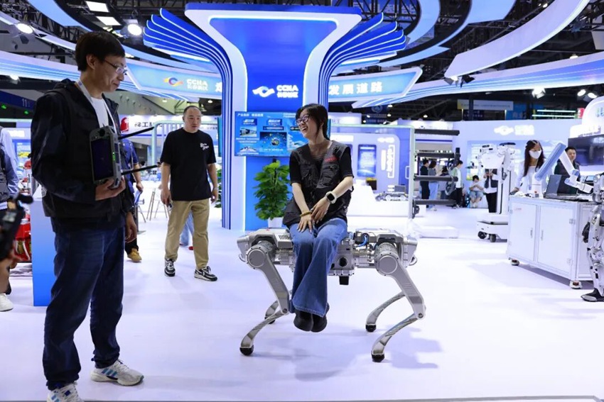 光博会打卡首选!长春新区具身智能机器人组团“圈粉”(图3)