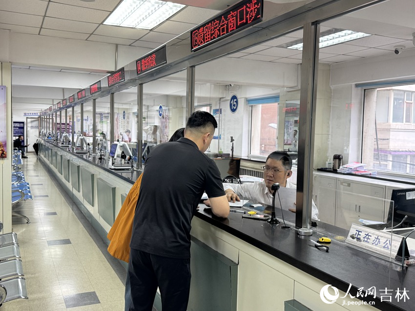 涉企服务窗口。人民网记者 李思玥摄