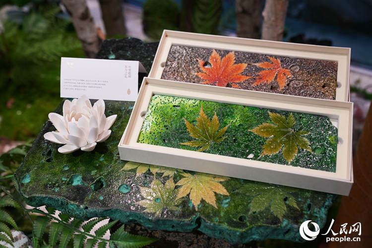 由长白山火山岩与山林落叶制作的特色手工艺品。人民网记者 李洋摄