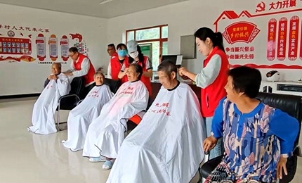 安圖縣愛心互助協會開展公益上門義剪服務為弘揚敬老愛老的傳統美德，切實解決老弱病殘等特殊群體“理發難”的實際問題，近日，安圖縣愛心互助協會組織9名志願者走進石門鎮仲坪村，開展公益上門義剪活動，用實際行動為村內老年人送上暖心服務。