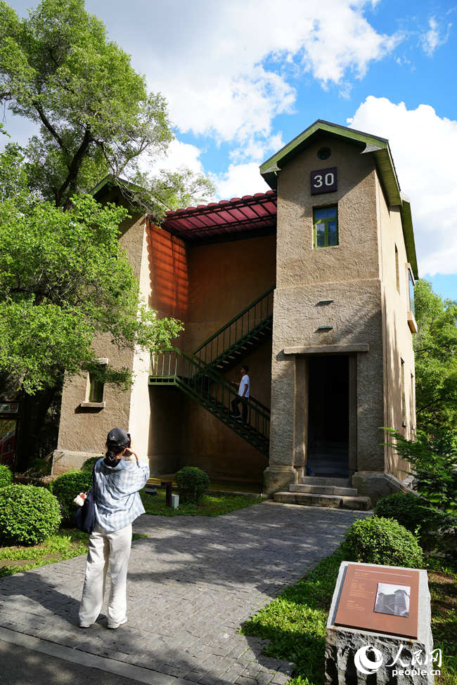 游客与园区老建筑拍照留念。人民网记者 李洋摄