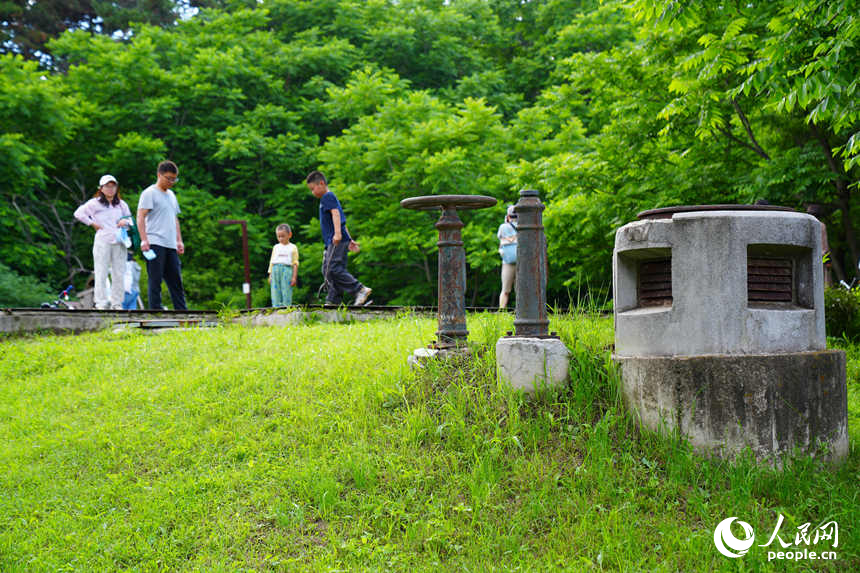 游客在水文化生态园游玩。人民网记者 李洋摄