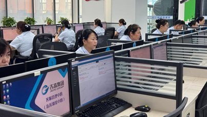 行进中国丨4315公里路上的“吉高温度”这条路，铺在吉林大地上，也铺进了每一个过路人的心里。新时代长征路上，他们用责任与温度，守护着每一条归途。
