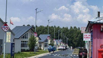 行进中国｜“乡村，正在成为有奔头的地方”盛夏六月，走进长春市双阳区奢岭街道元昱蔬菜种植专业合作社（以下简称元昱合作社），34栋草莓温室大棚在阳光下整齐排开。吉林黑土地上的热浪裹着果香，扑面而来。