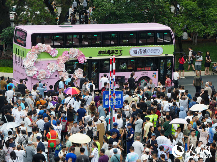 “春城漫游”双层巴士驶过新民大街。人民网记者 李洋摄
