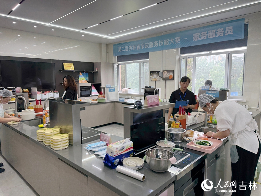 技能比拼亮风采！第二届吉林省家政服务技能大赛在长春举办(图2)