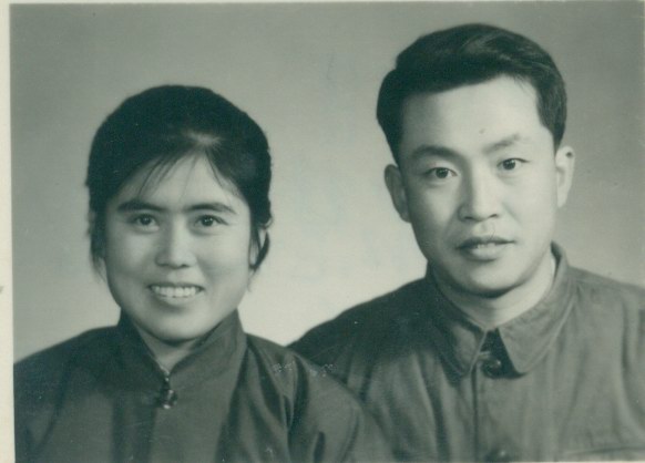 贲德和妻子石慧芝年轻时的合影。受访者供图