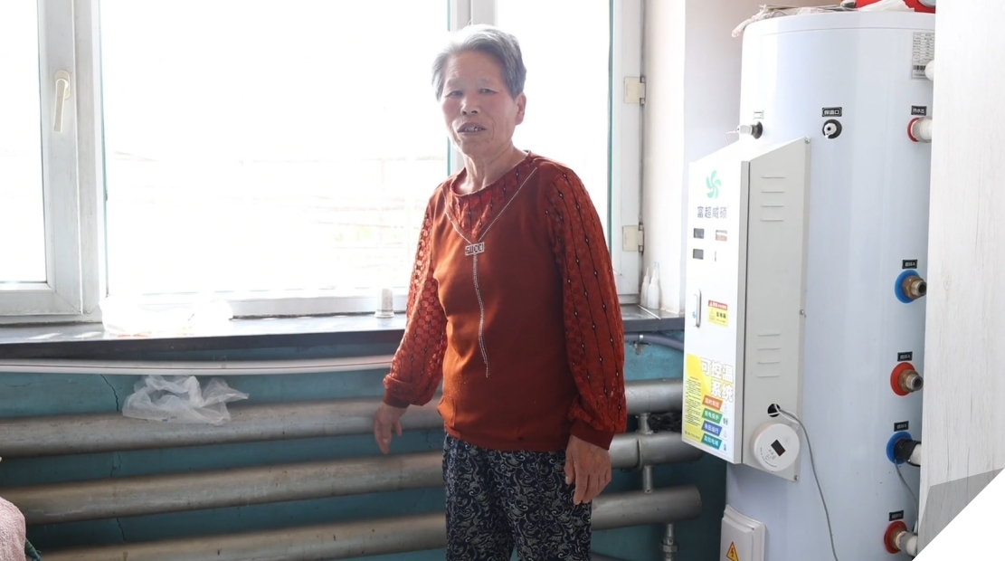 倪桂田对家里的供热设施满是期待。