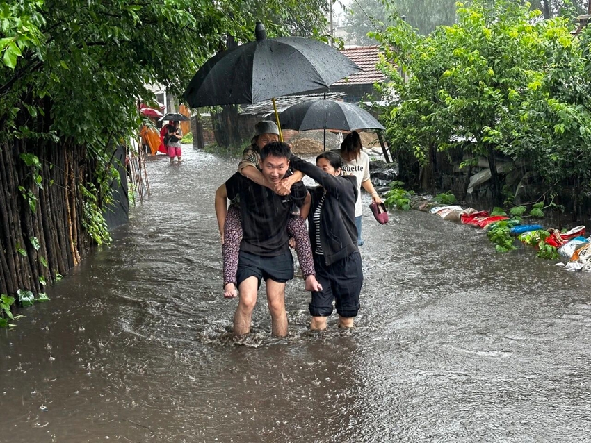 闻“汛”而动勇担当防汛一线余名奋战在梅河新区防汛一线的退役军人志愿者(图1)