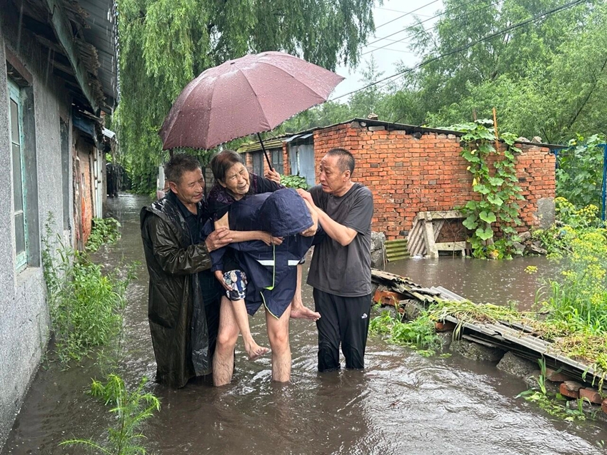 闻“汛”而动勇担当防汛一线余名奋战在梅河新区防汛一线的退役军人志愿者(图2)
