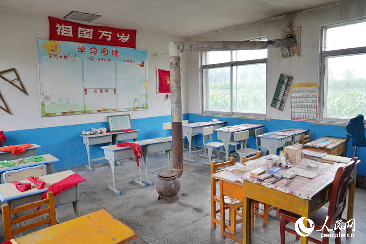 旧校园里保留的一间教室成为了研学孩子们的拍照打卡地。人民网记者 李洋摄