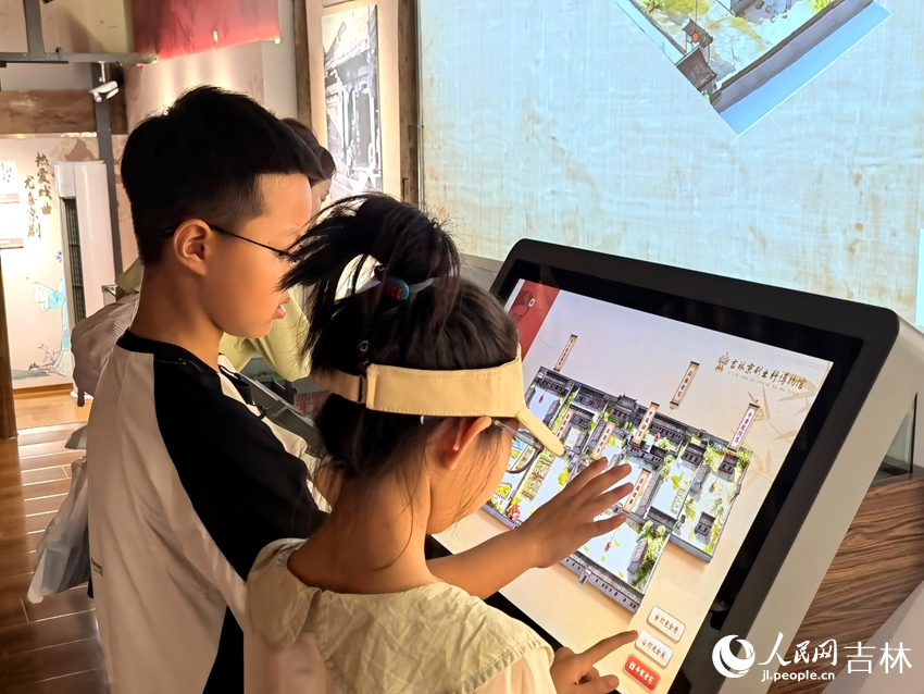小朋友参观博物馆并体验数字展览设备。人民网记者 马俊华摄