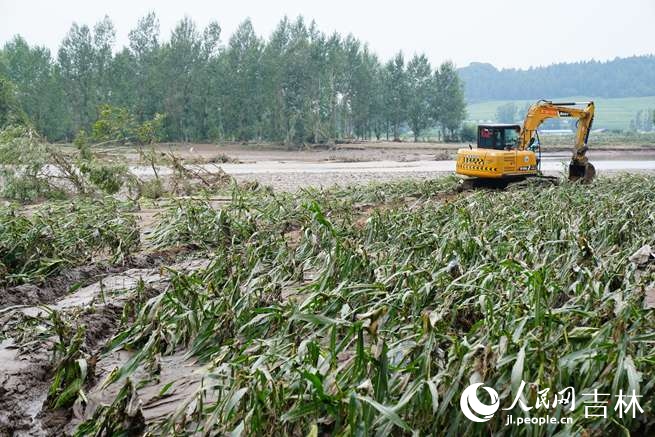 降雨过后，工作人员对受灾区域开展全面排查，有序推进灾后整治工作。人民网记者 李洋摄