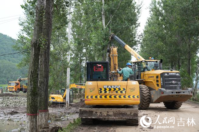 防汛工作人员深入积水路段、受灾区域，实地巡查水情、排查安全隐患。人民网记者 李洋摄