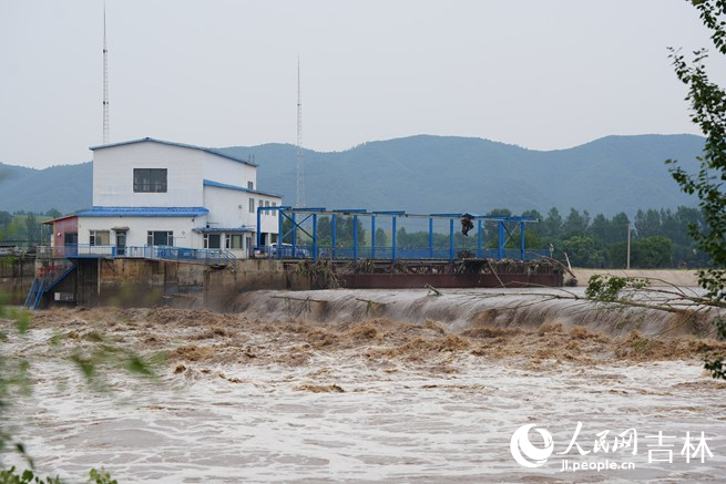 吉林汪清遭遇强降雨，辖区乡镇道路出现大面积积水内涝。人民网记者 李洋摄