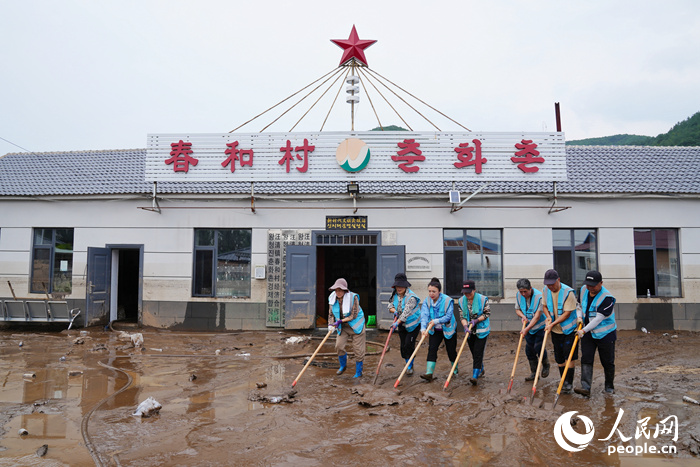 7月30日，在吉林汪清县春和村，党员干部们正在进行清淤工作。人民网记者 李洋摄