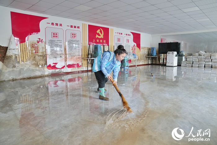7月30日，党员干部在汪清县春和村党群服务中心清洗地面。人民网记者 李洋摄