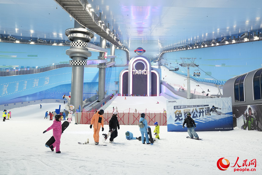 8月2日，滑雪爱好者在长春体验室内滑雪。人民网记者 李洋摄