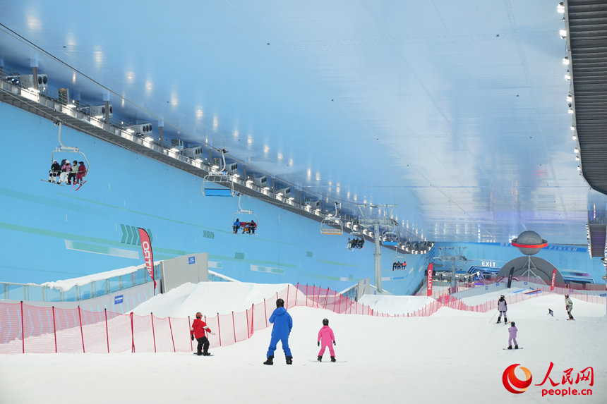 巨型室内空间已成为春城全天候冰雪休闲目的地。人民网记者 李洋摄