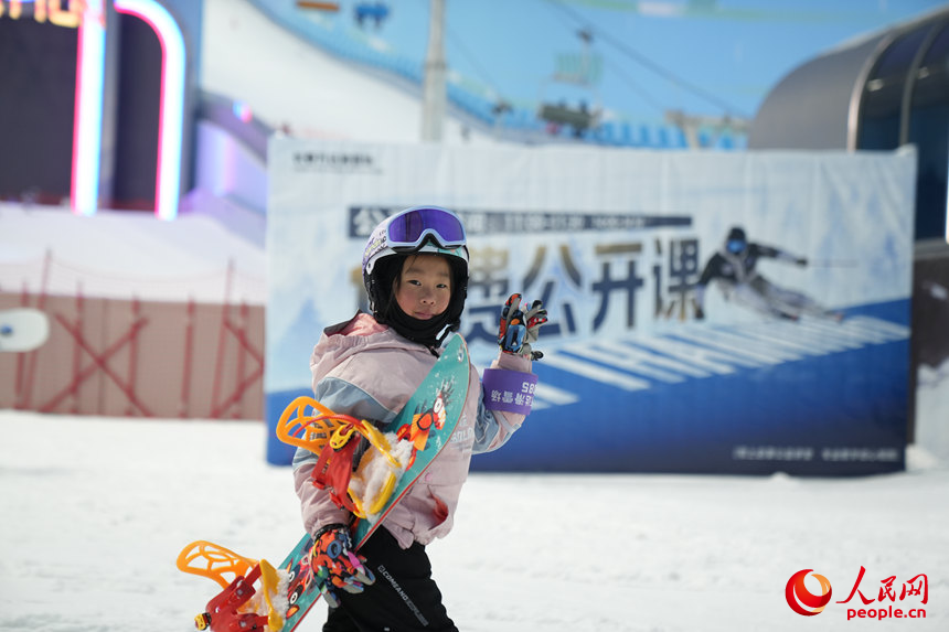 一名小朋友在滑雪场畅享冰爽暑假。人民网记者 李洋摄