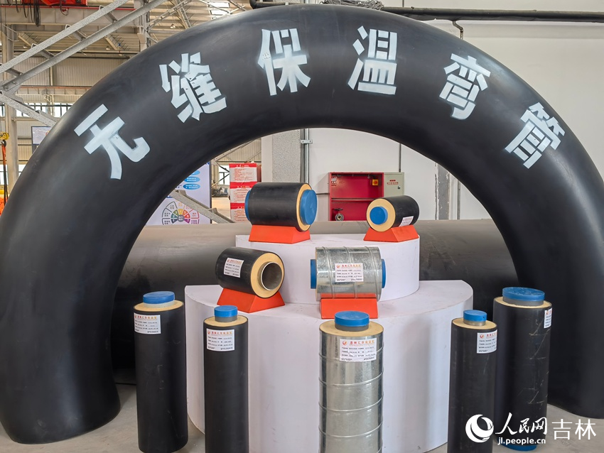 无缝保温弯管展示。人民网记者 马俊华摄