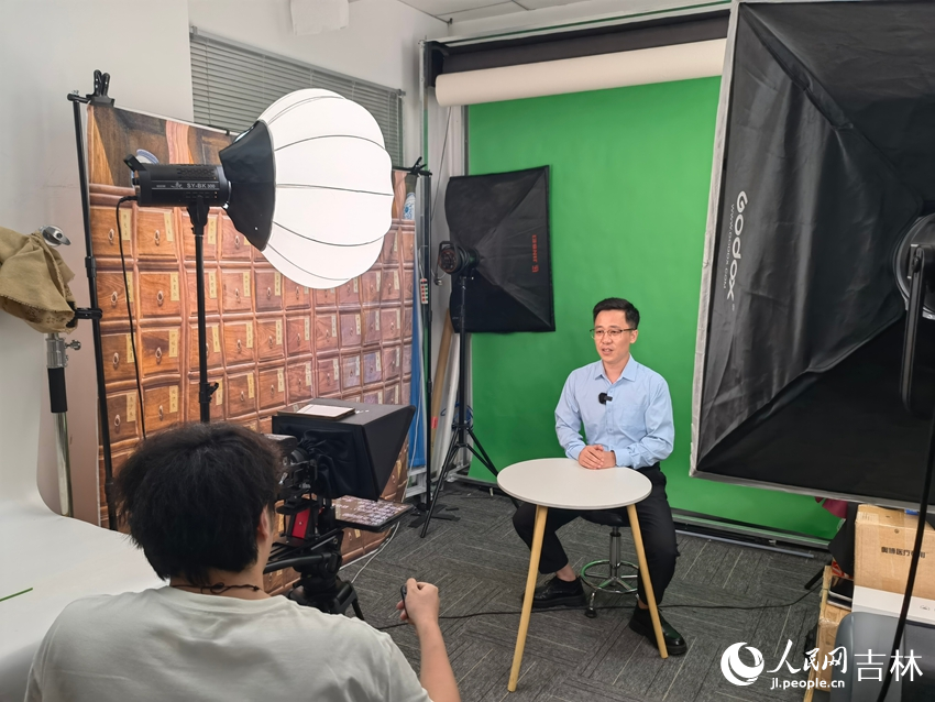 华湃（吉林）科技有限公司运营团队正录制视频。人民网记者 马俊华摄
