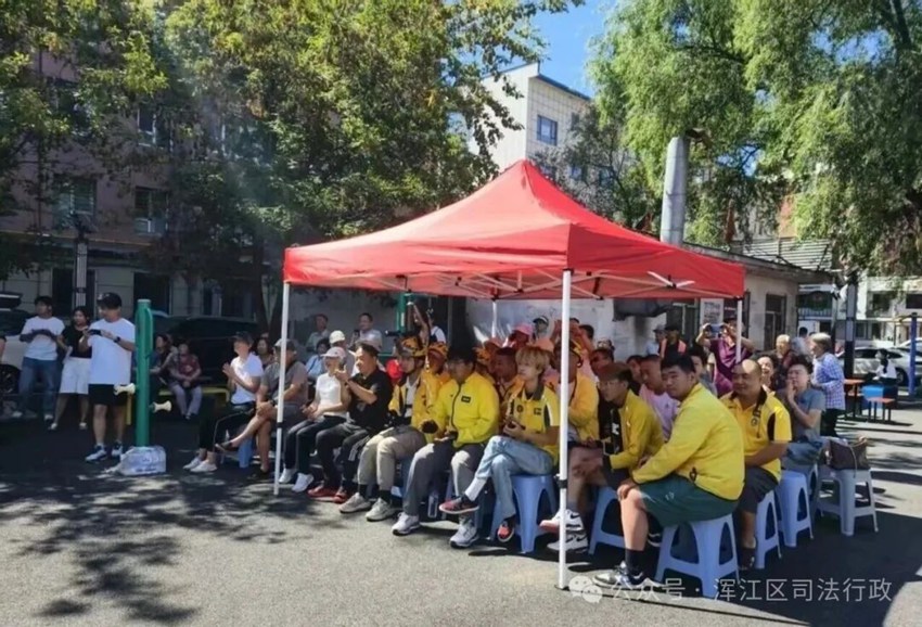 东兴街道银河社区组织机关干部、社区居民和美团骑手新就业群体参与活动。