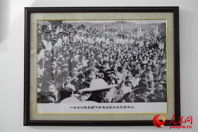 1976年剧团下乡演出旧照。人民网记者 李洋摄