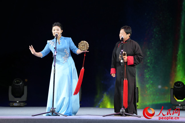 大赛期间，梨树县南河公园每晚上演精彩表演。人民网记者 李洋摄