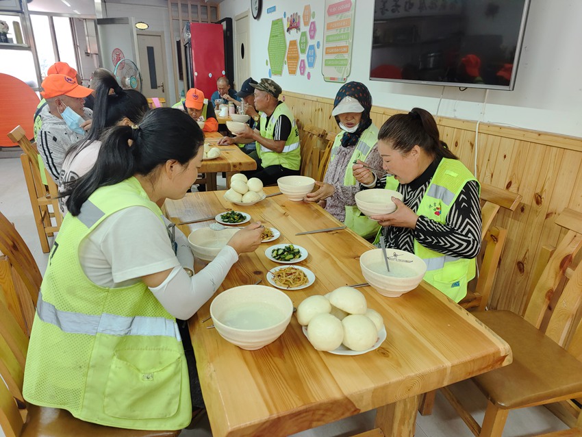 环卫工人在“小餐桌”用餐