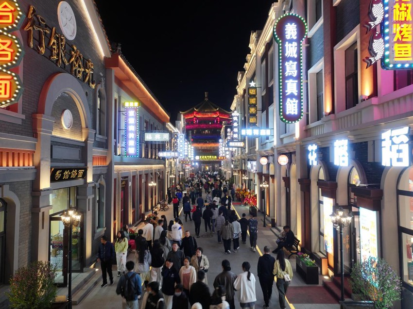夜晚的通化龙兴里文旅小镇。
