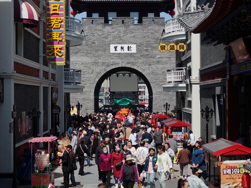 通化龙兴里文旅小镇游人如织。