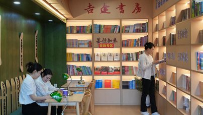行进中国｜吉林高速上的书香、乡情与通途盛夏时节，沿珲乌高速一路向东，驶入石头口门服务区，推开玻璃门，清凉扑面而来——最先引人驻足的是一间“吉途书房”。